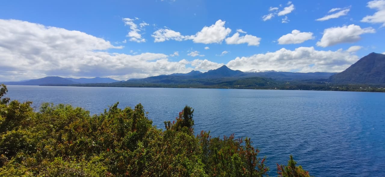 Paisaje lacustre en Coñaripe