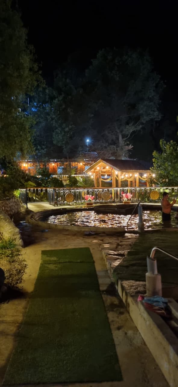 Experiencia nocturna de bienestar en termas